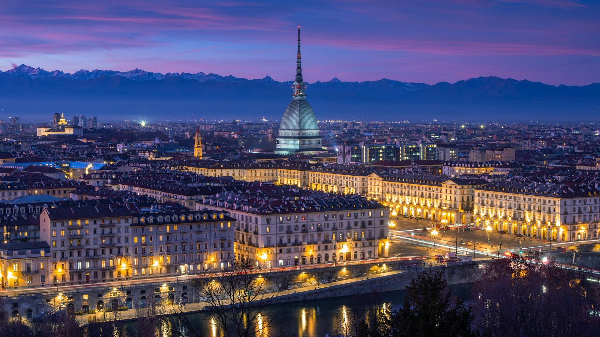 Skyline notturno di Torino con la Mole Antonelliana