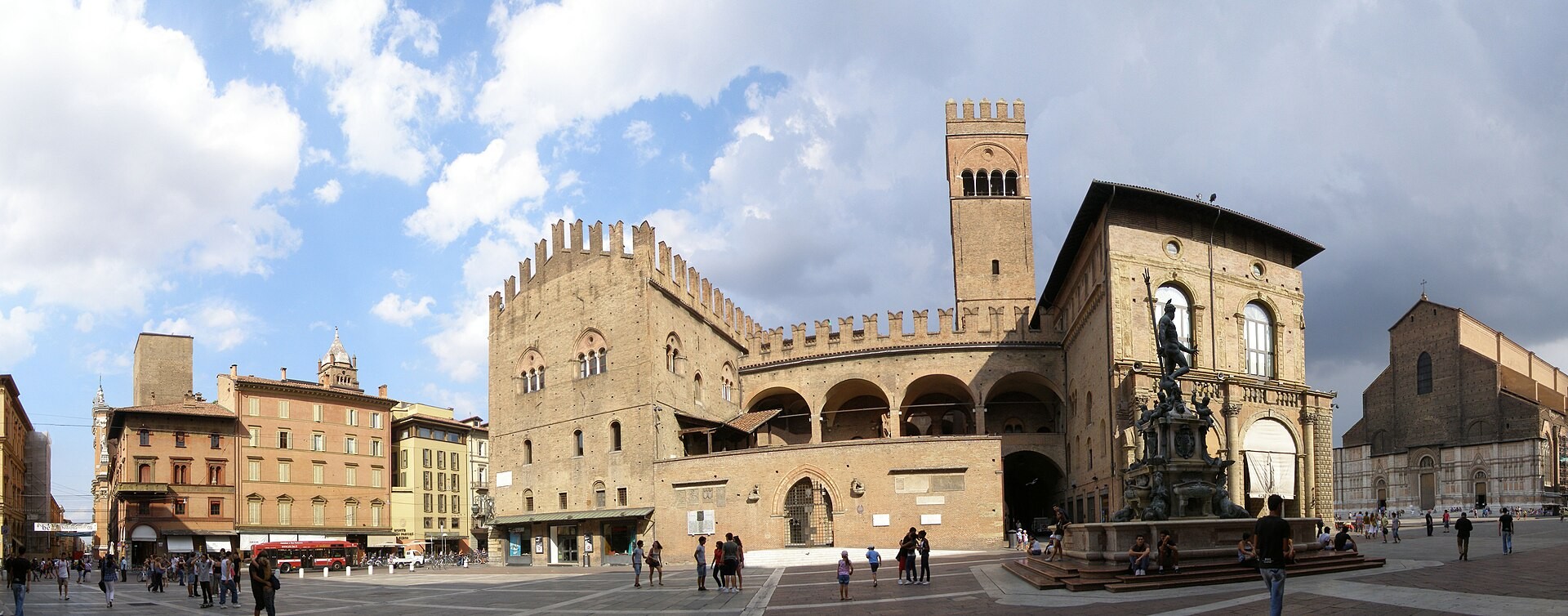 Cosa fare a Bologna: Piazza Nettuno e i portici storici UNESCO