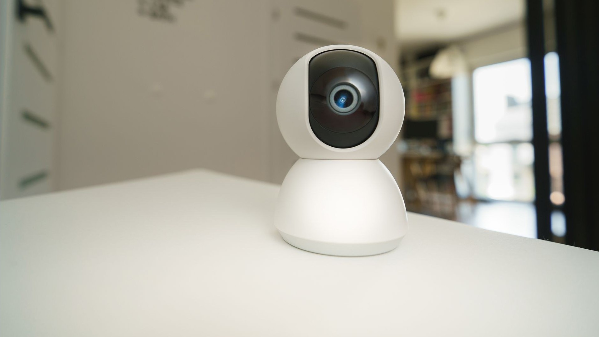 Telecamera di videosorveglianza indoor EZVIZ su un piano, interno di casa