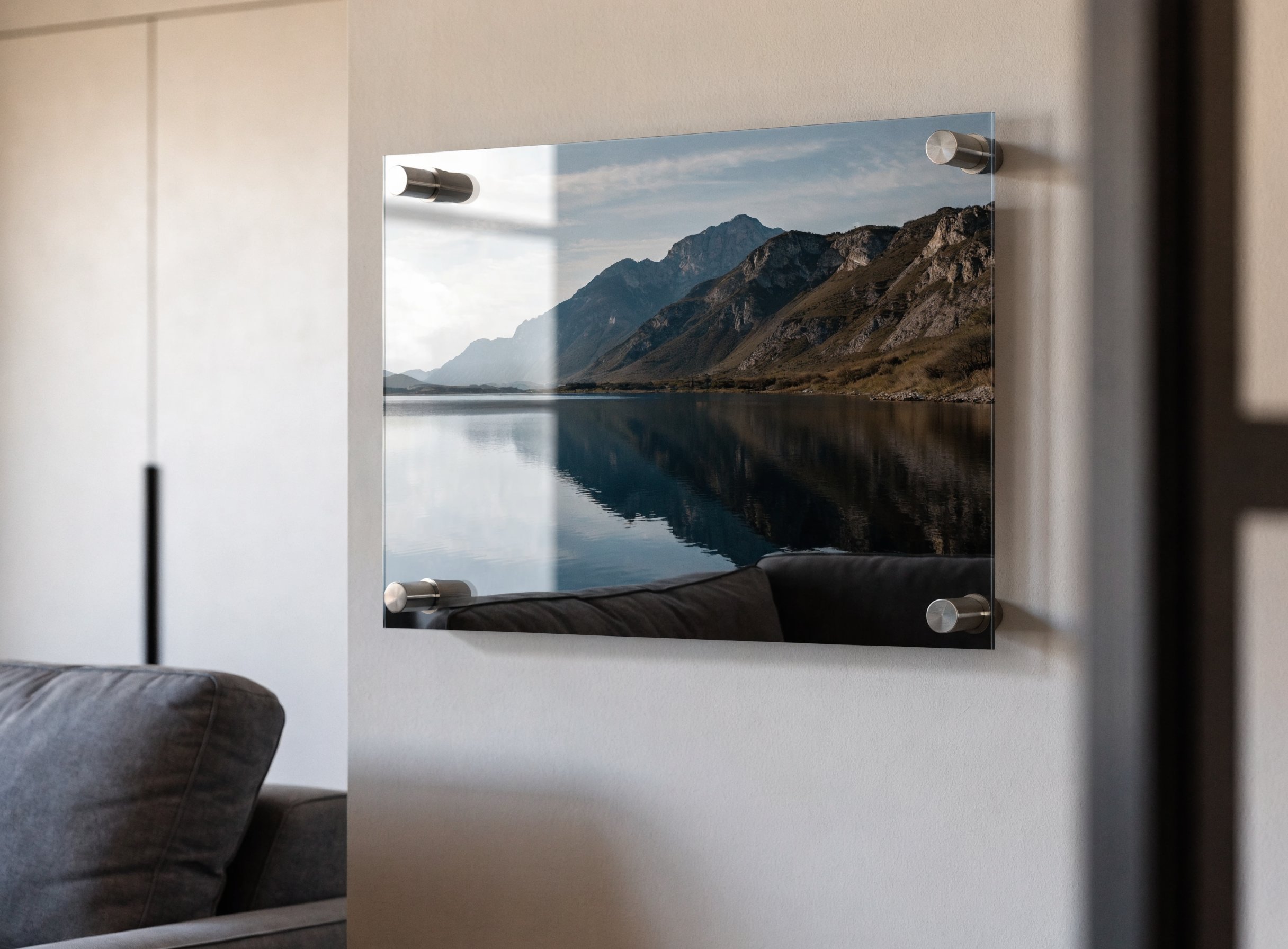 Pannello fotografico su plexiglass lucido montato a muro con distanziali in acciaio