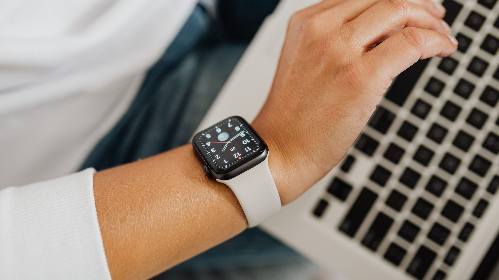 Smartwatch donna elegante indossato al polso in un contesto professionale
