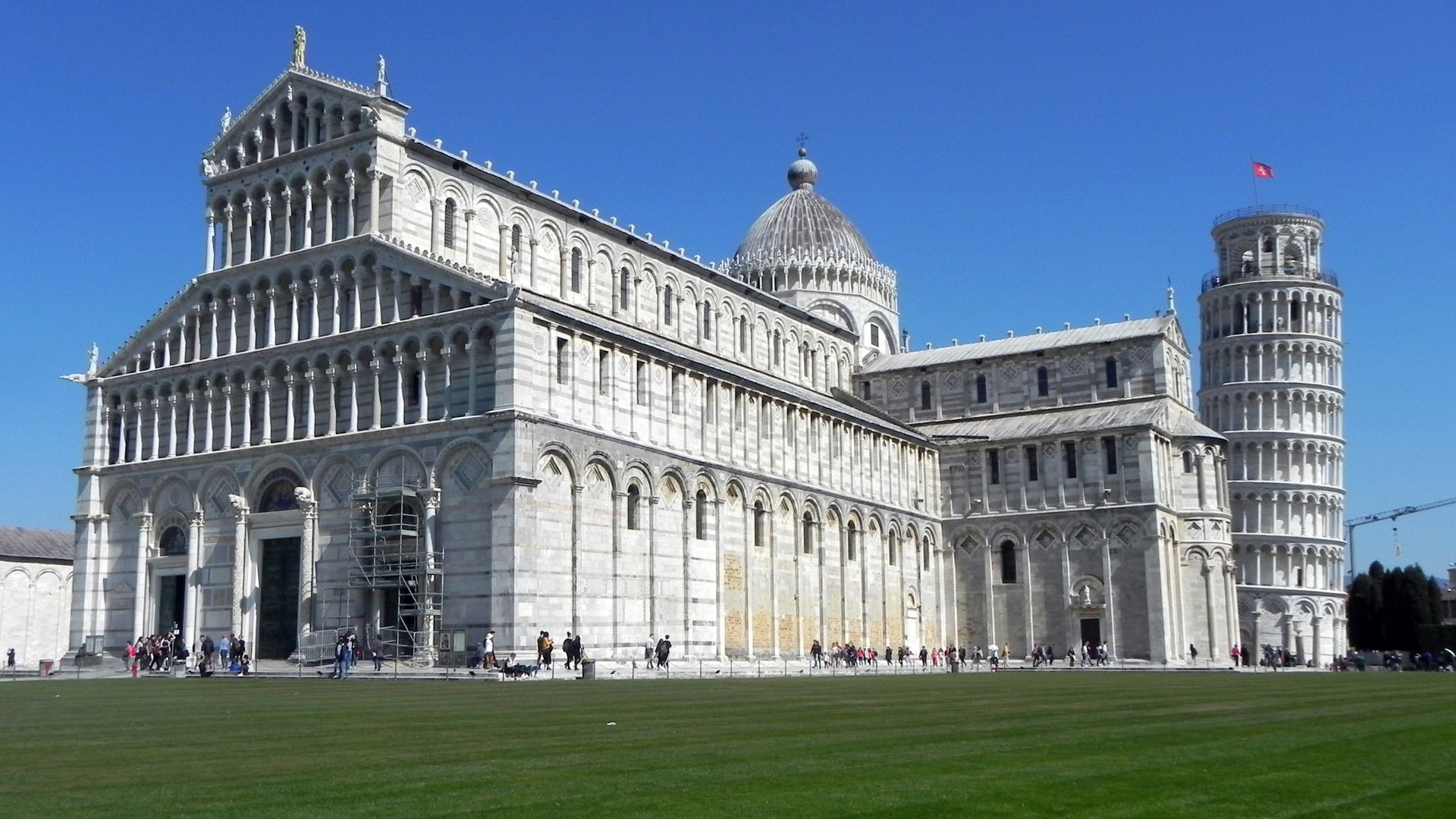 Torre Pendente di Pisa e Cattedrale nella Piazza dei Miracoli con cielo blu