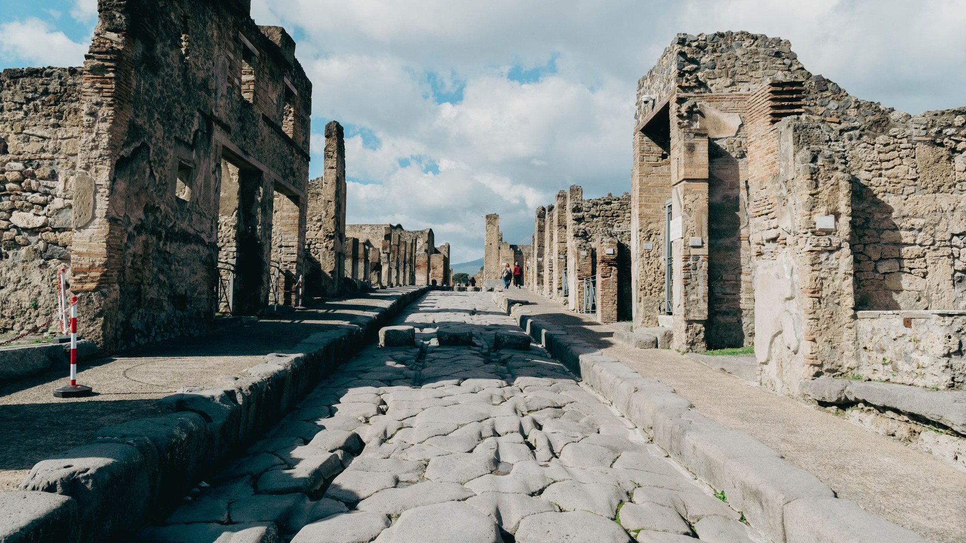 Scavi di Pompei con il Vesuvio sullo sfondo al tramonto