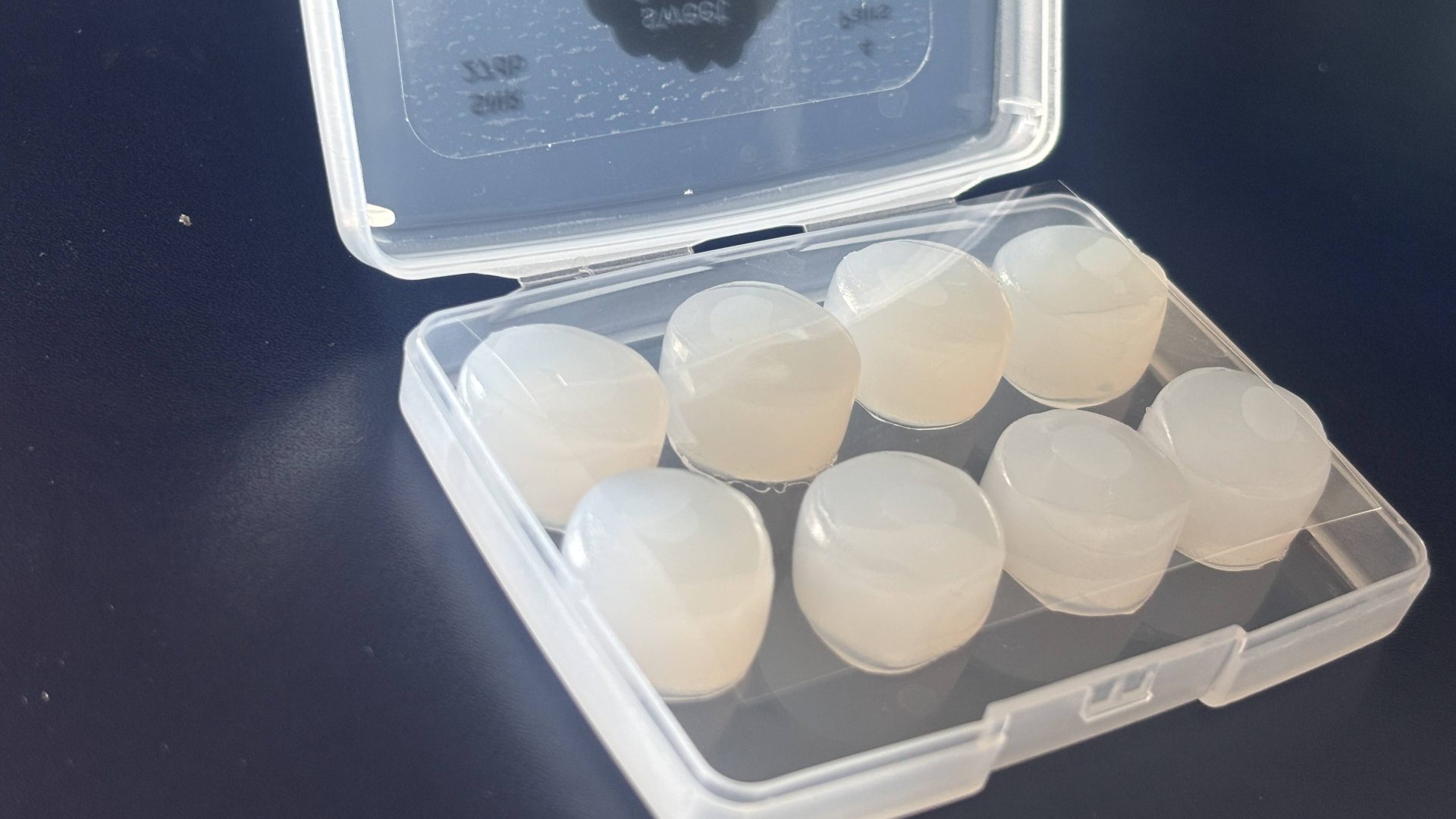 Scatolina porta-tappi inclusa nella confezione, con due tappi orecchie in silicone estratti