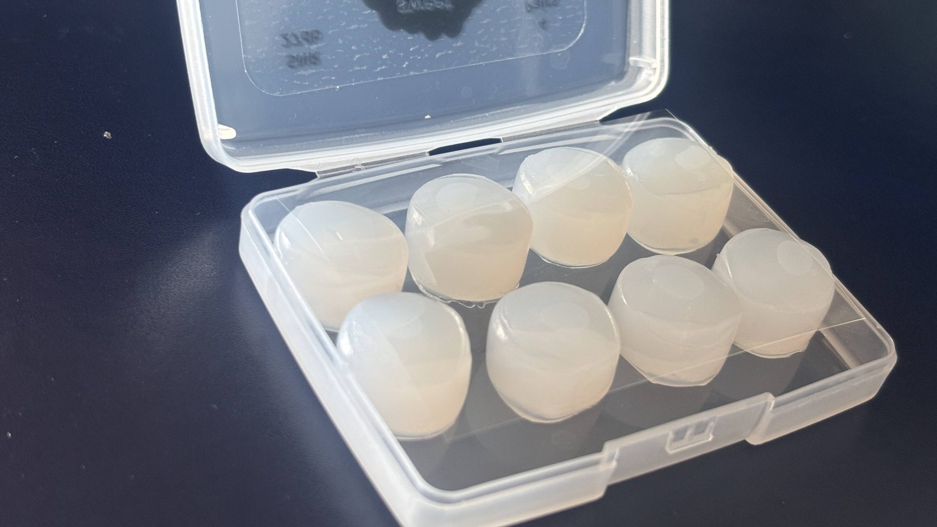 Tappi orecchie in silicone B07WFDX35Q visti da vicino, dettaglio della forma conica