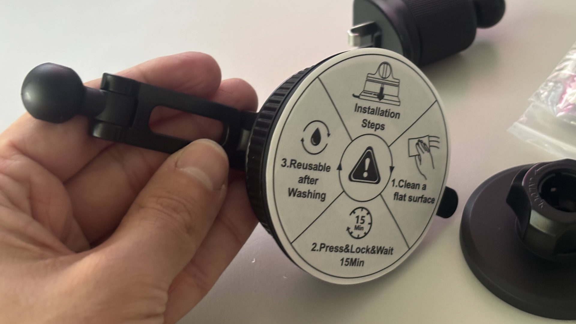 Base a ventosa del supporto YOSH con etichetta delle istruzioni di montaggio in tre passaggi
