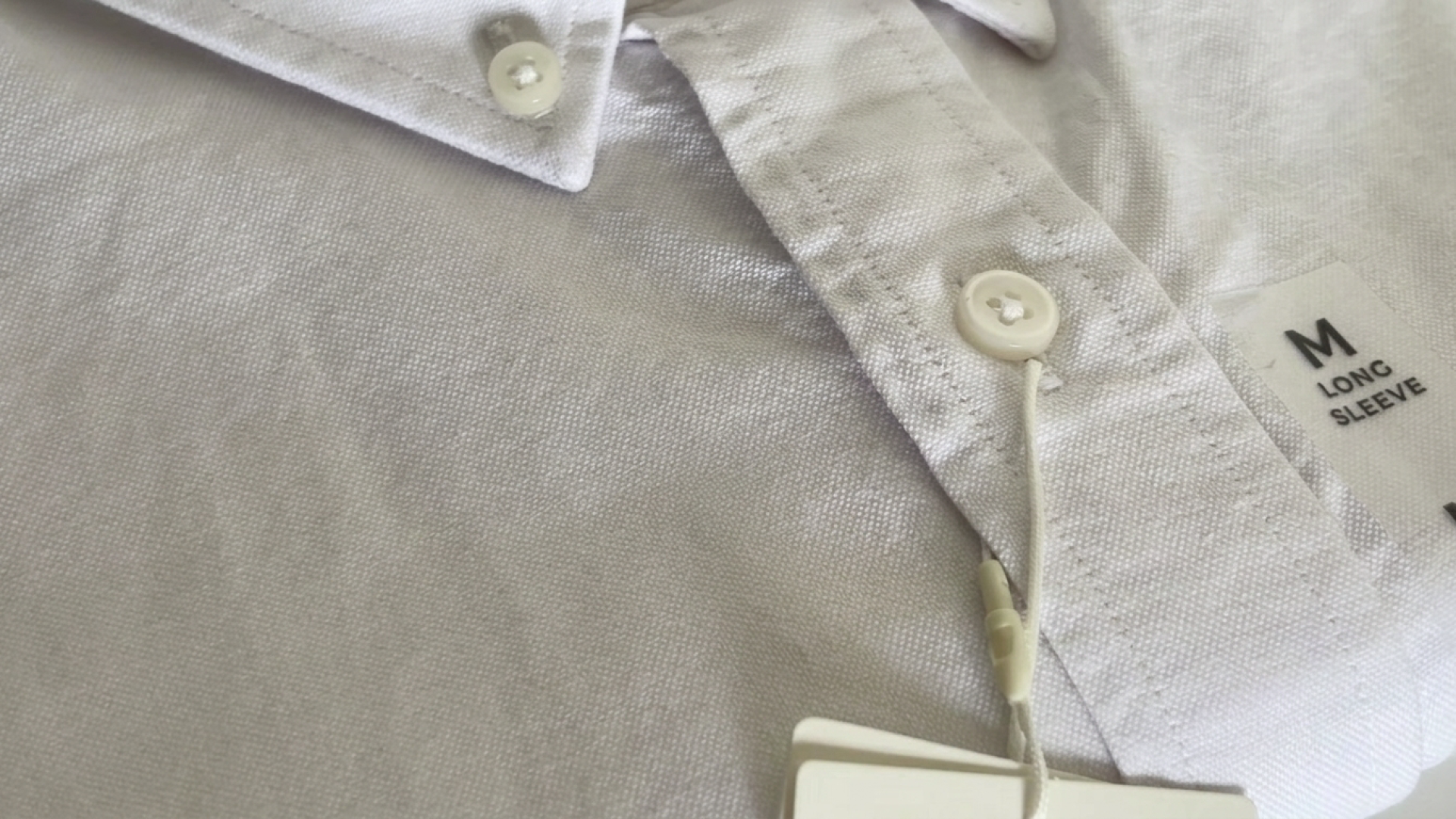 Dettaglio trama Oxford a grana fitta della camicia Marks and Spencer in puro cotone