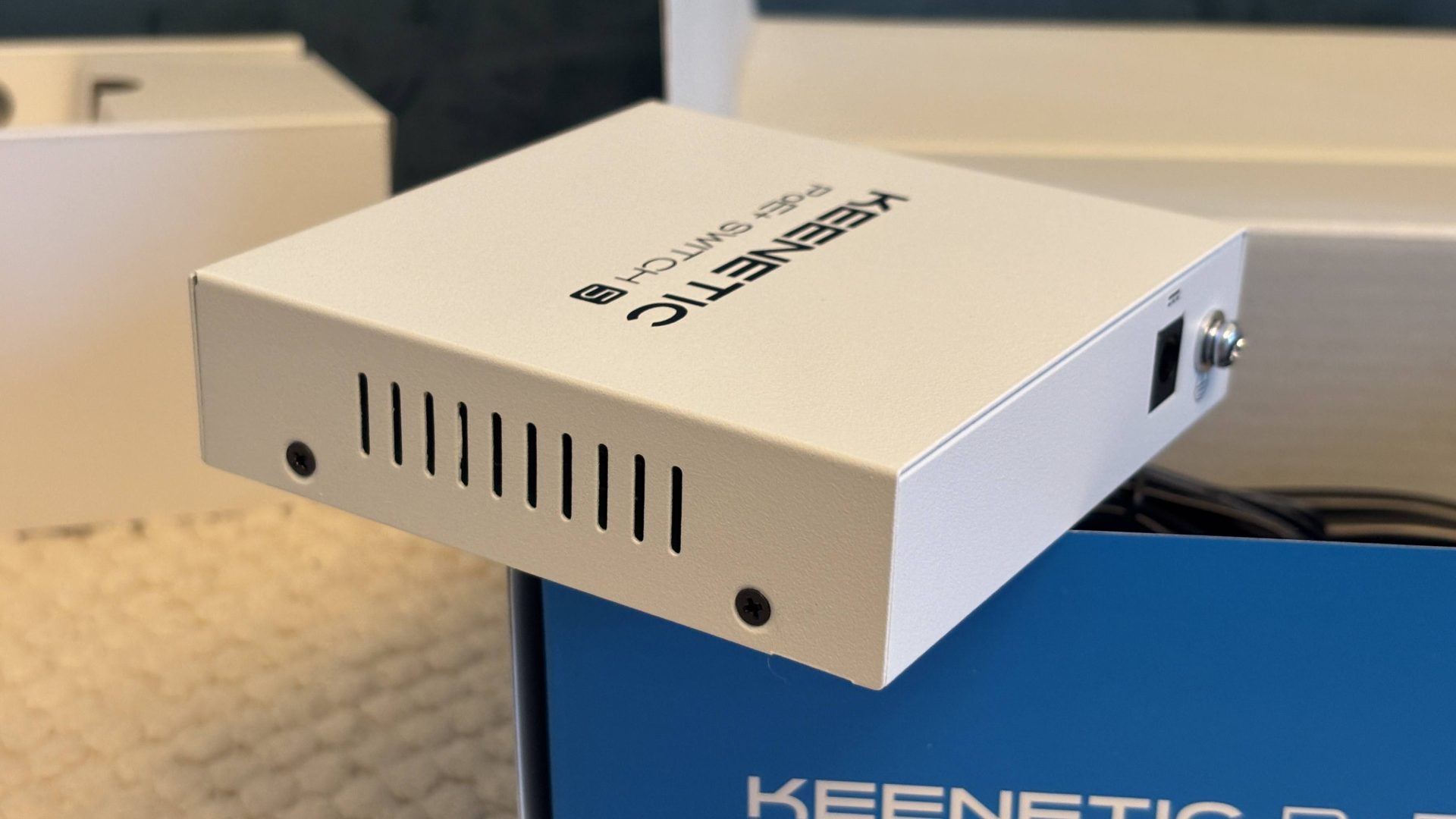 Keenetic PoE+ Switch 5 lato griglie dissipazione
