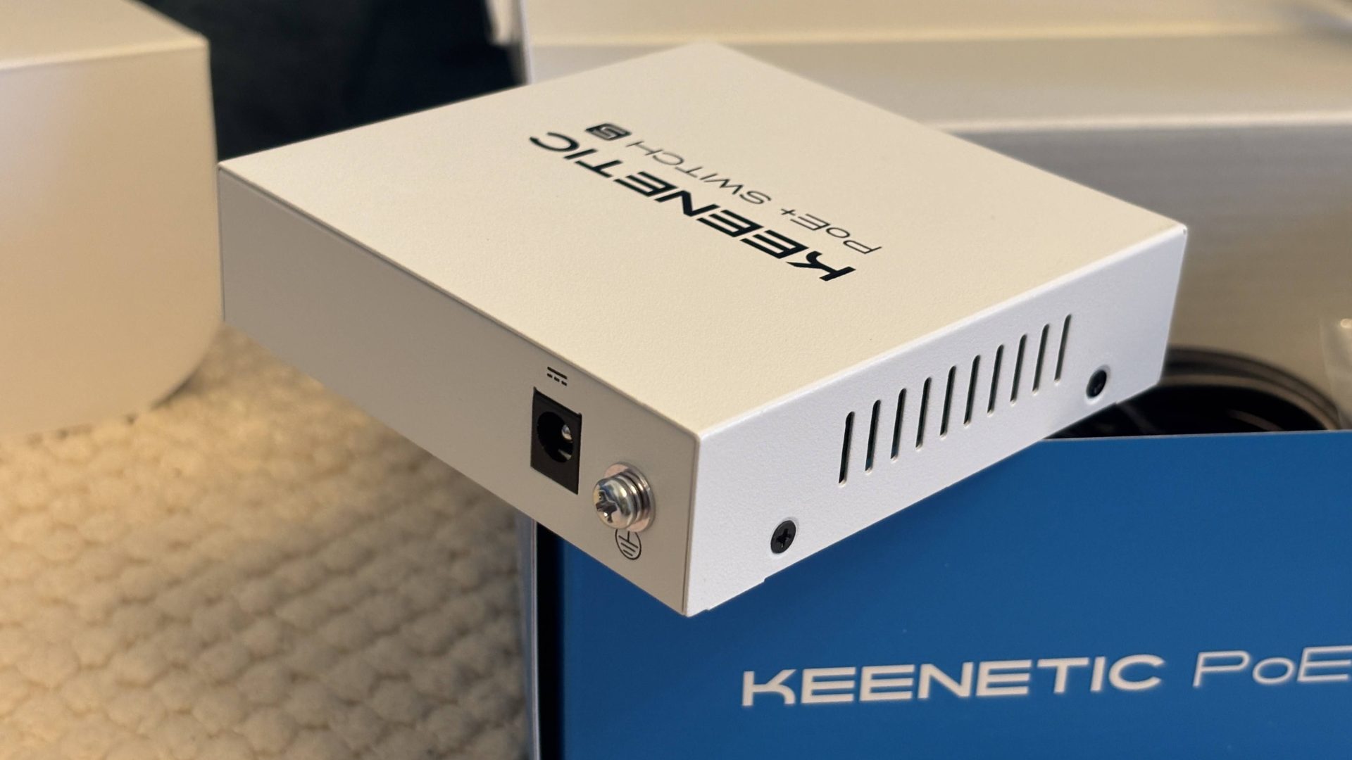 Keenetic PoE+ Switch 5 retro alimentatore