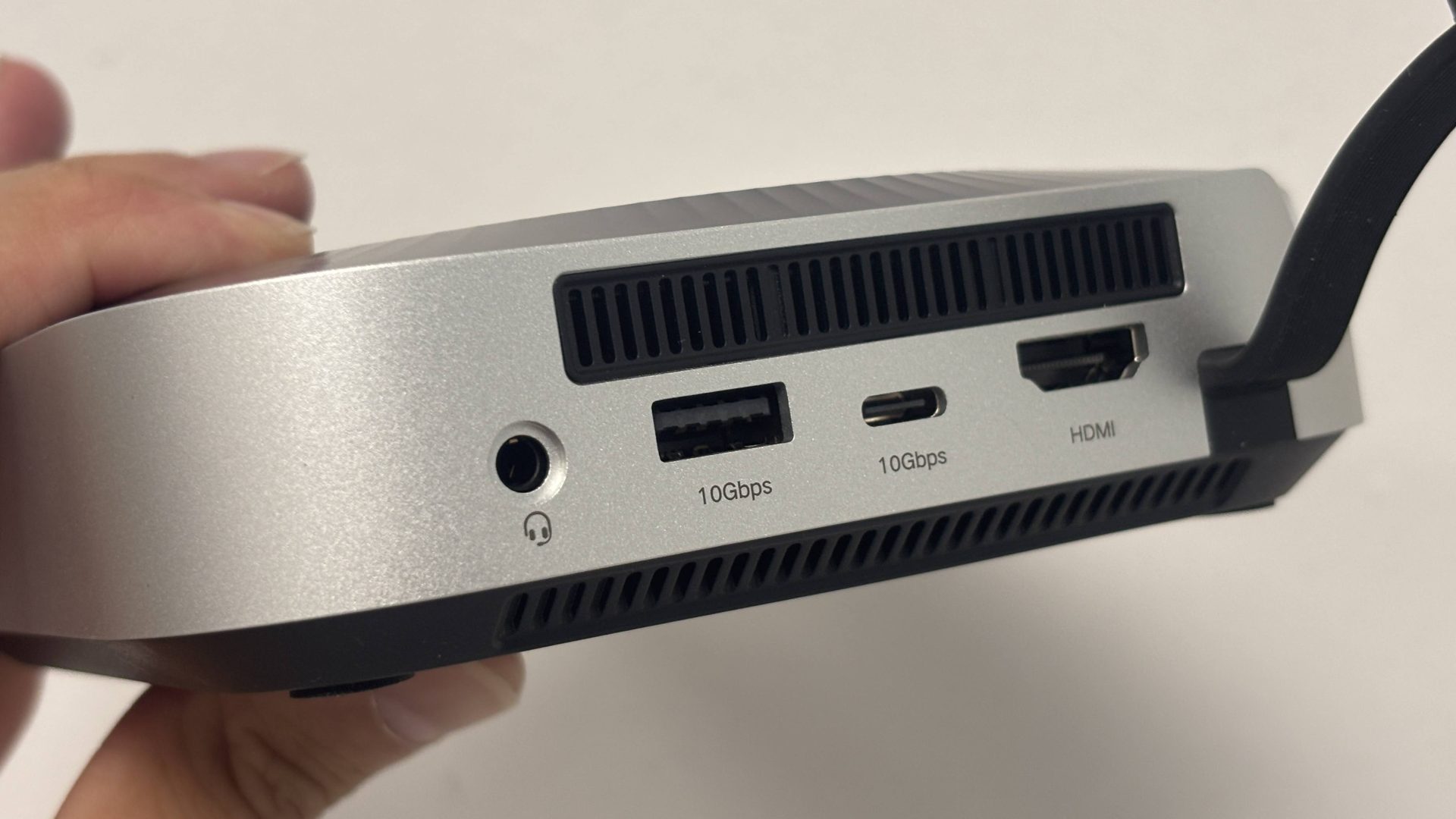 Pannello posteriore della docking station UGREEN USB4 per Mac Mini M4 con porte HDMI, USB-A, USB-C ed Ethernet