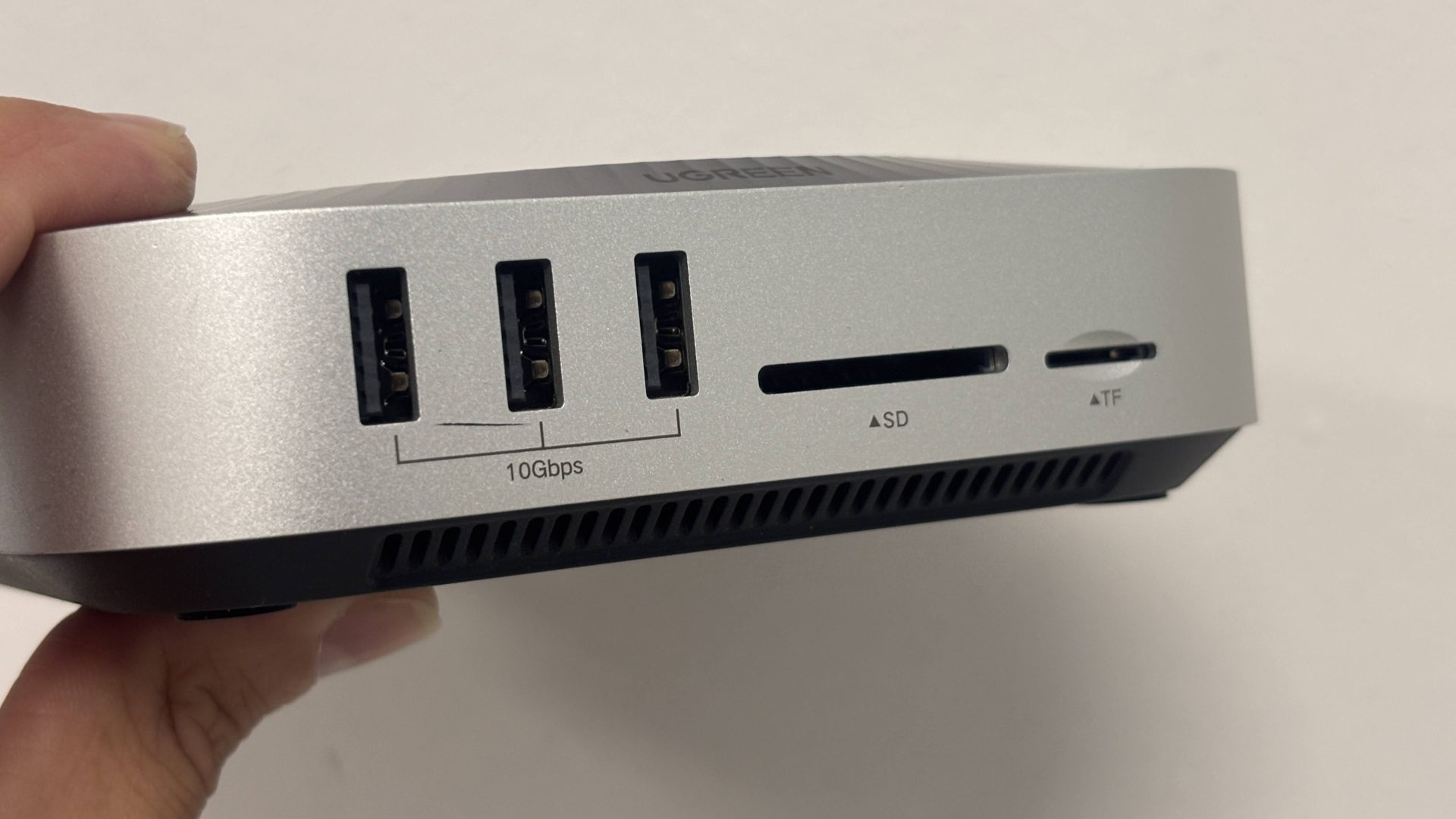 Pannello frontale della docking station UGREEN con lettore SD, USB-A e porta USB-C host