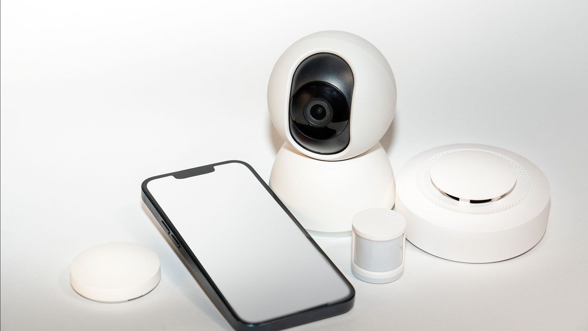 Dispositivi smart home Aqara: sensore di movimento, hub e telecamera con smartphone