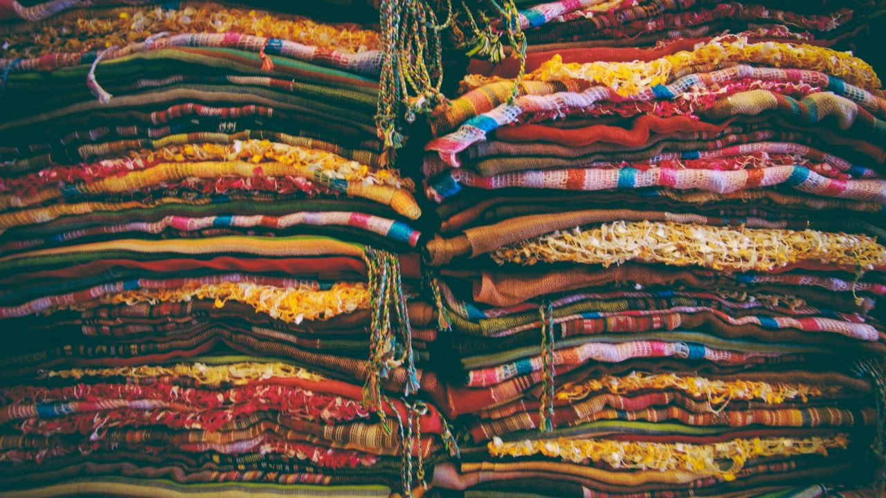 Tessuti colorati con pattern stampati digitalmente — stampa su tessuto online