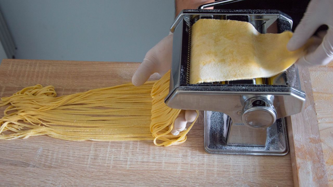 Corso di cucina a Roma: pasta fresca fatta a mano con chef locale