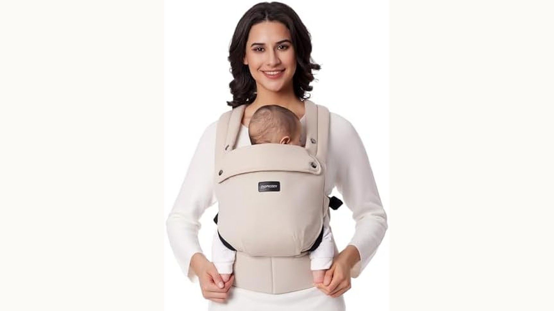 Madre che porta il neonato nel marsupio ergonomico in posizione a M durante una passeggiata