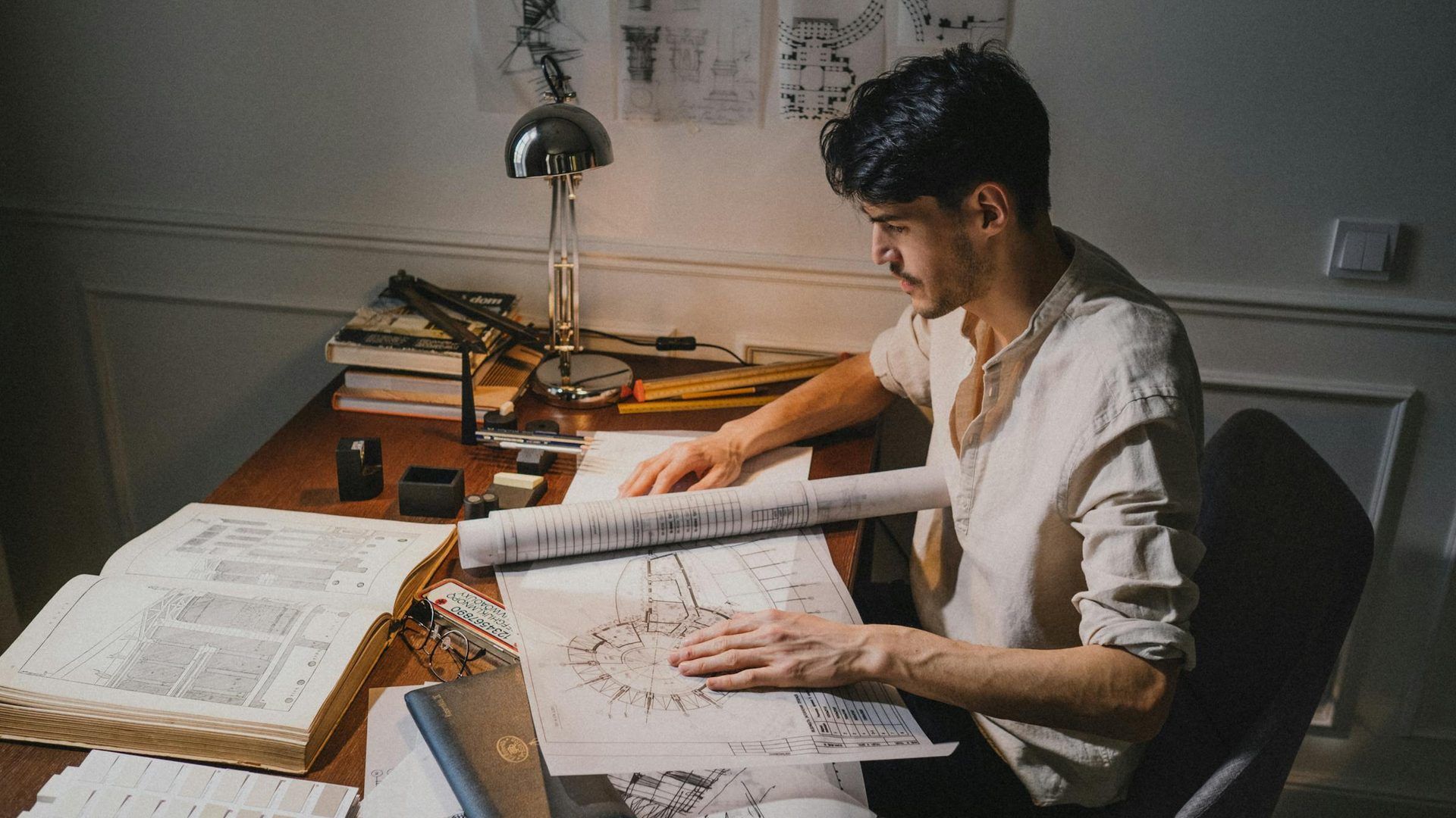 Disegno tecnico CAD su schermo con planimetria e strumenti di progettazione