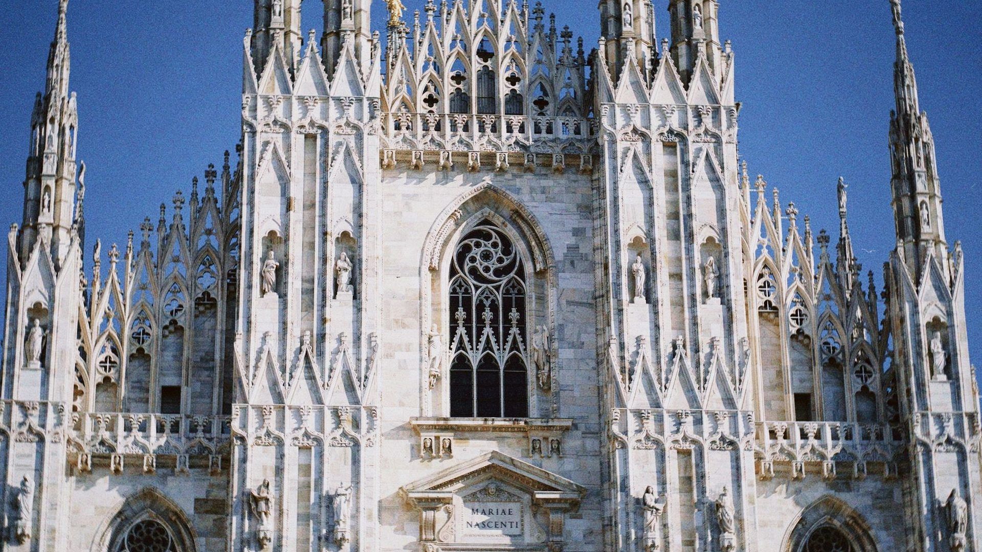 Duomo di Milano con turisti in piazza, meta del tour con visita all'Ultima Cena