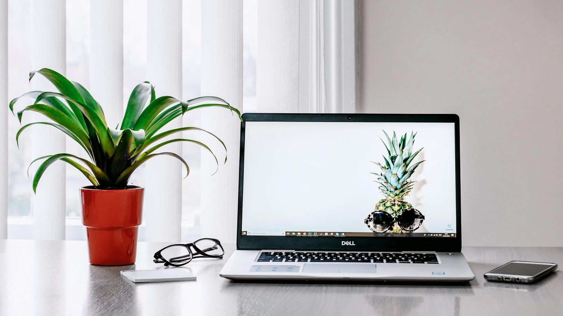 Computer portatile aperto con sistema operativo Windows su scrivania da lavoro