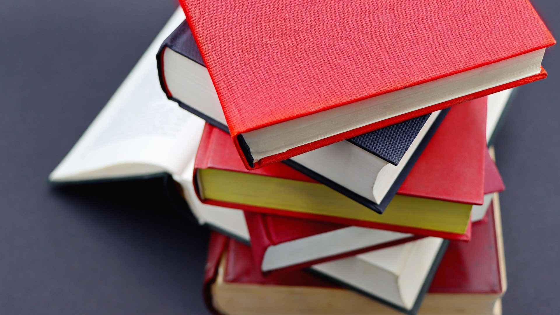 Gift card digitali per librerie IBS Mondadori e Feltrinelli su sfondo di libri colorati