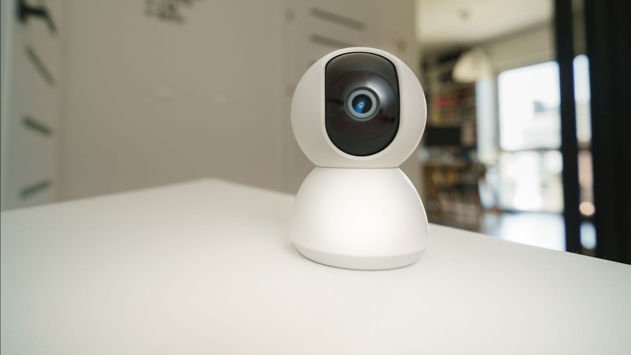 Telecamera di videosorveglianza indoor EZVIZ su un piano, interno di casa
