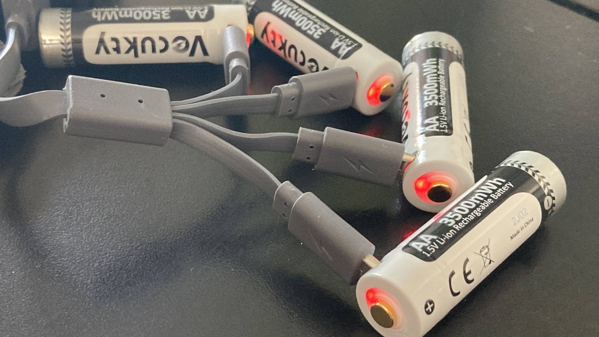 Le batterie stilo AA ricaricabili dalla porta micro USB