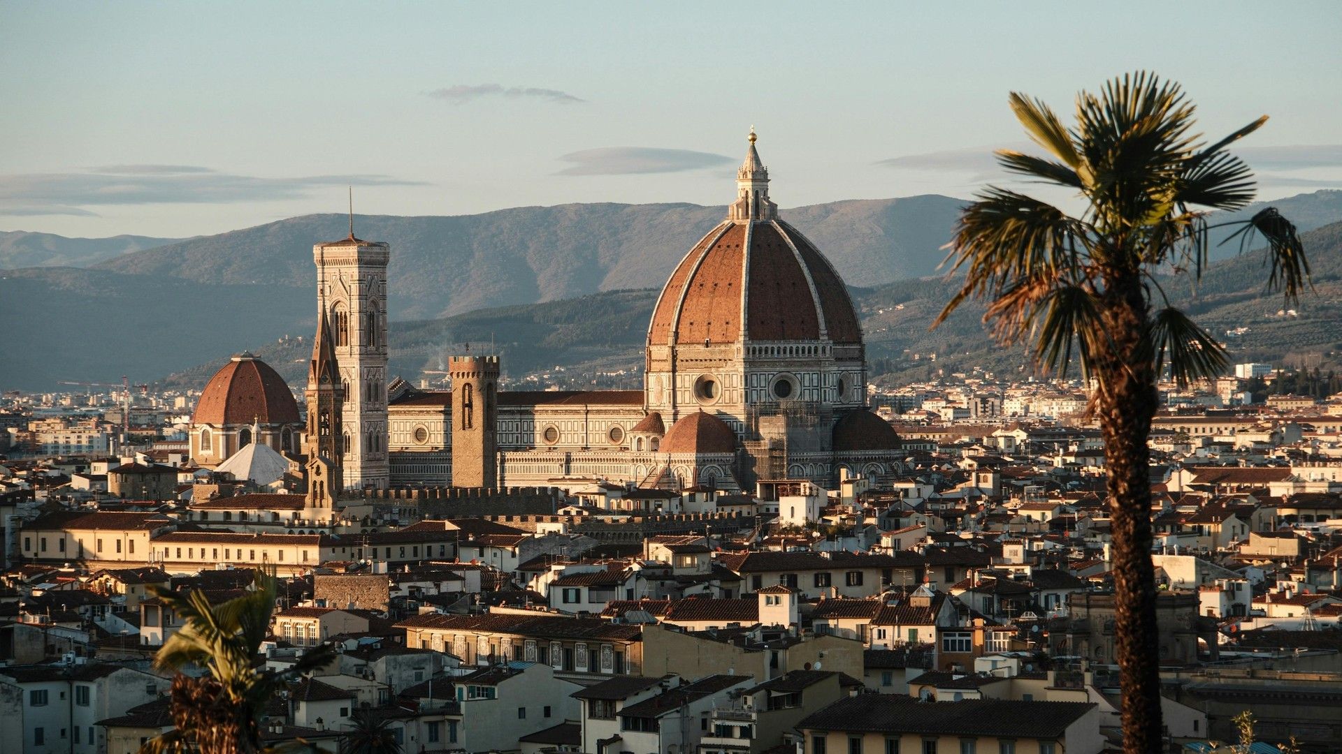 Panorama di Firenze con il Duomo di Santa Maria del Fiore al tramonto