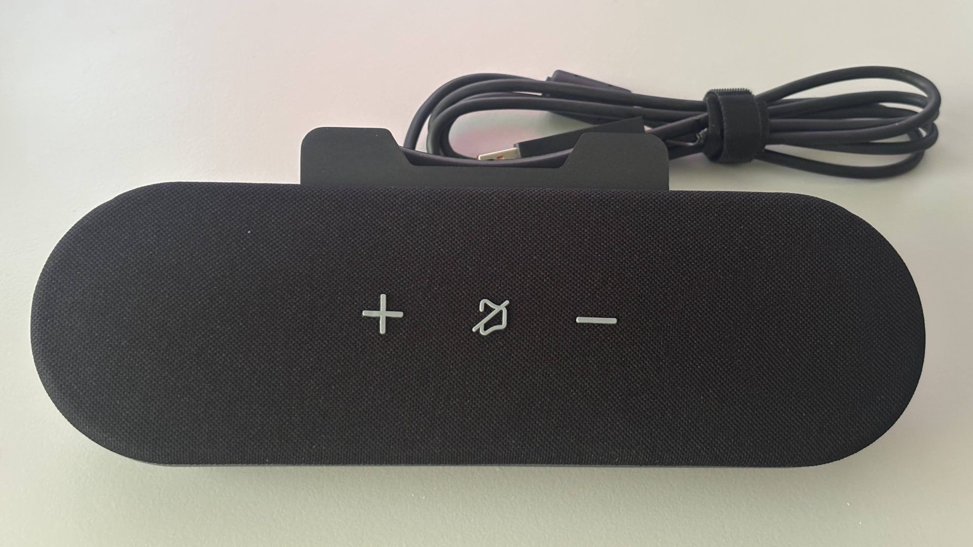 Soundbar USB ZETIY per PC vista frontale sulla scrivania