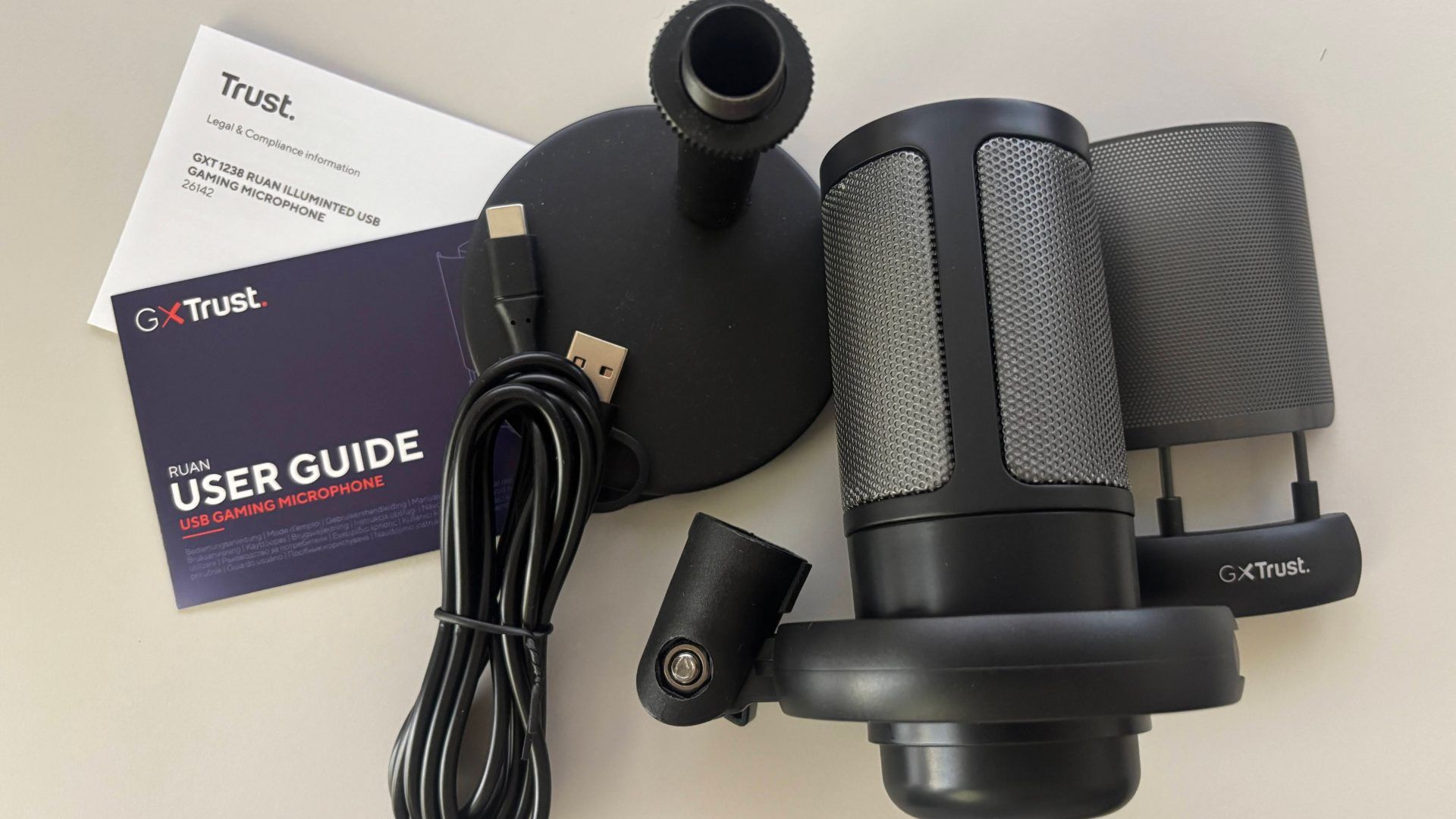 Confezione del microfono GXTrust Ruan, tutta in cartone senza plastica, con shock-mount, filtro pop e cavo USB-C
