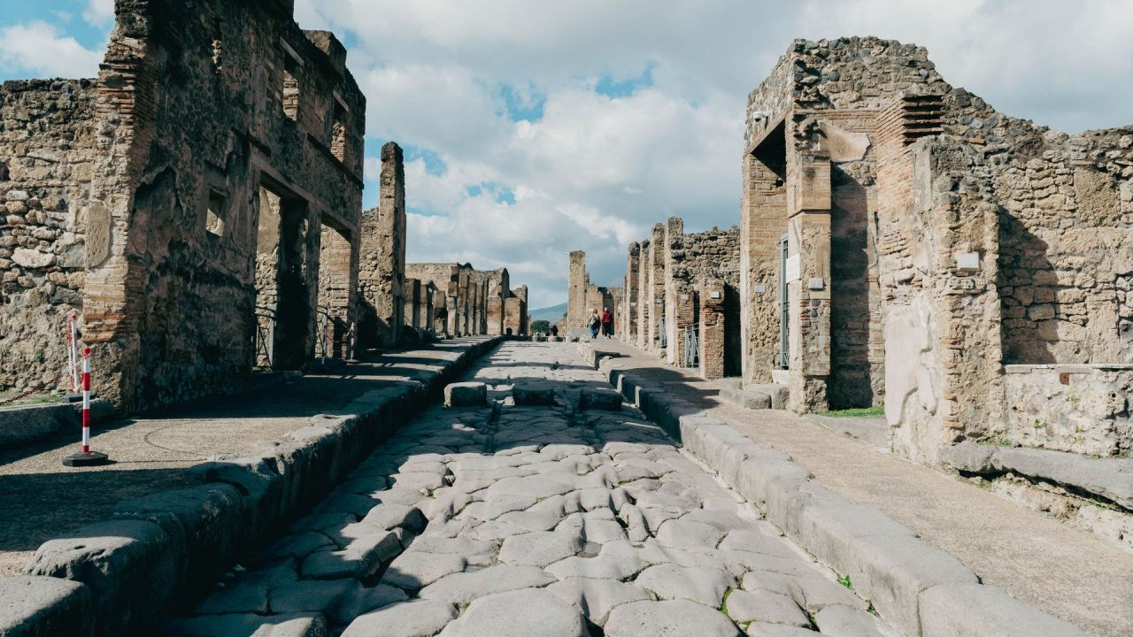 Scavi di Pompei con il Vesuvio sullo sfondo al tramonto