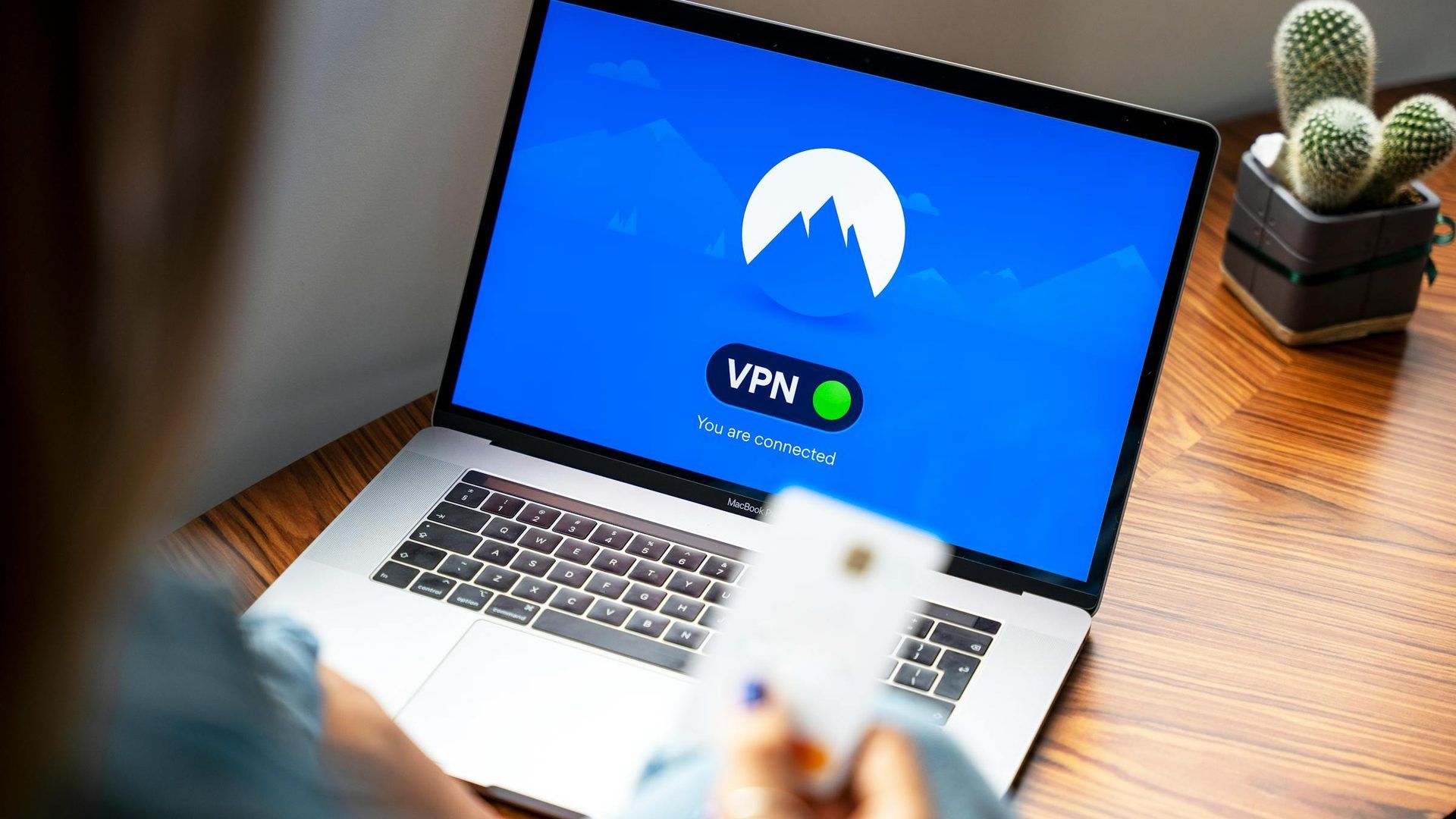 Laptop con lucchetto digitale e connessione VPN sicura su schermo scuro