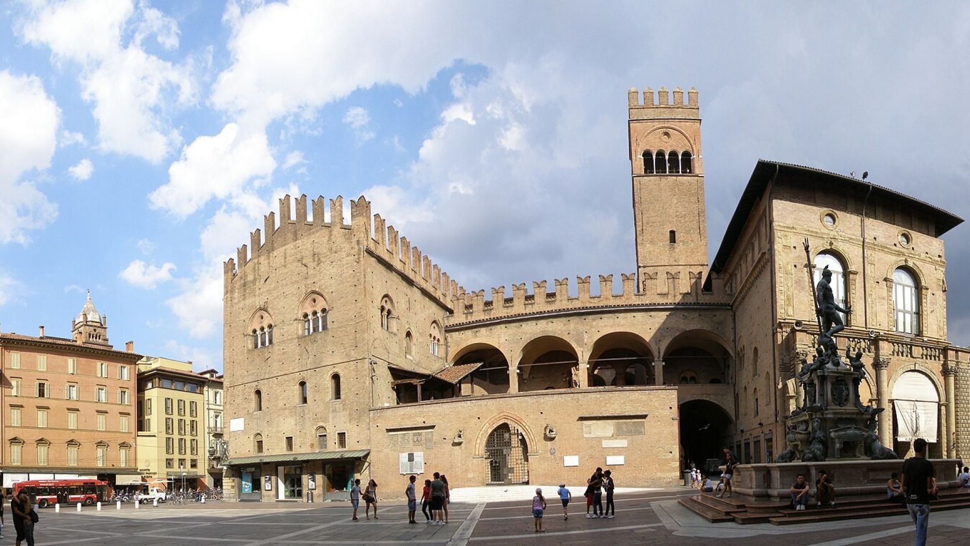 Cosa fare a Bologna: Piazza Nettuno e i portici storici UNESCO