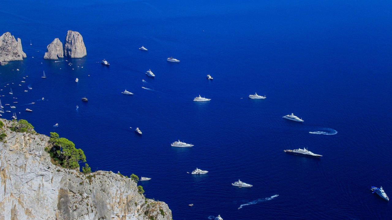 Tour in barca privata a Capri: grotte, Faraglioni e mare cristallino
