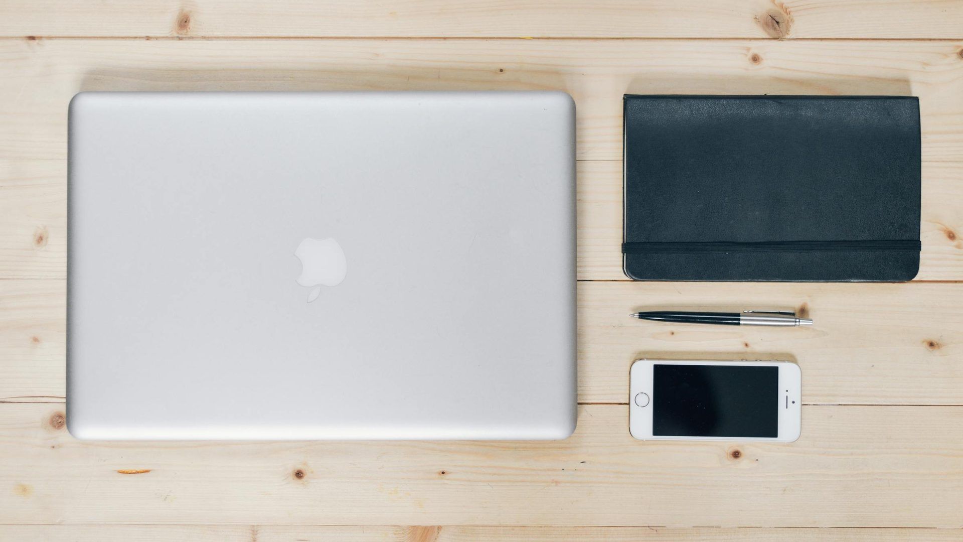 MacBook su scrivania con applicazioni di produttivita aperte